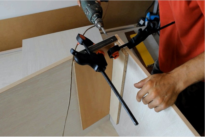 A szekrény létrák alatt történő elkészítésének fő eszközei egy fúró, egy szúrófűrész és egy csavarhúzó 