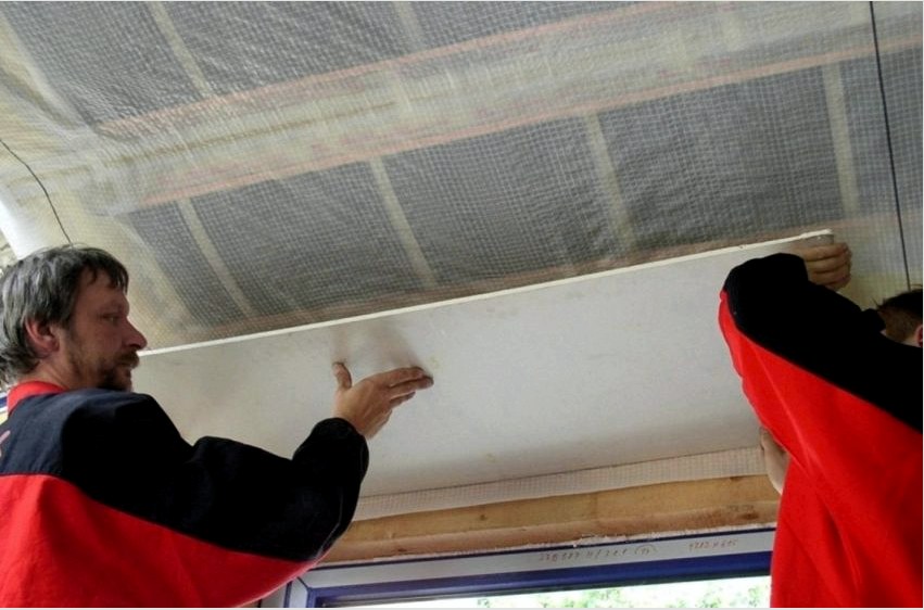 A megerősített fóliát vízszigetelő anyagként használják tetőfedő és homlokzati munkákhoz, a falak és az alapok védelmére