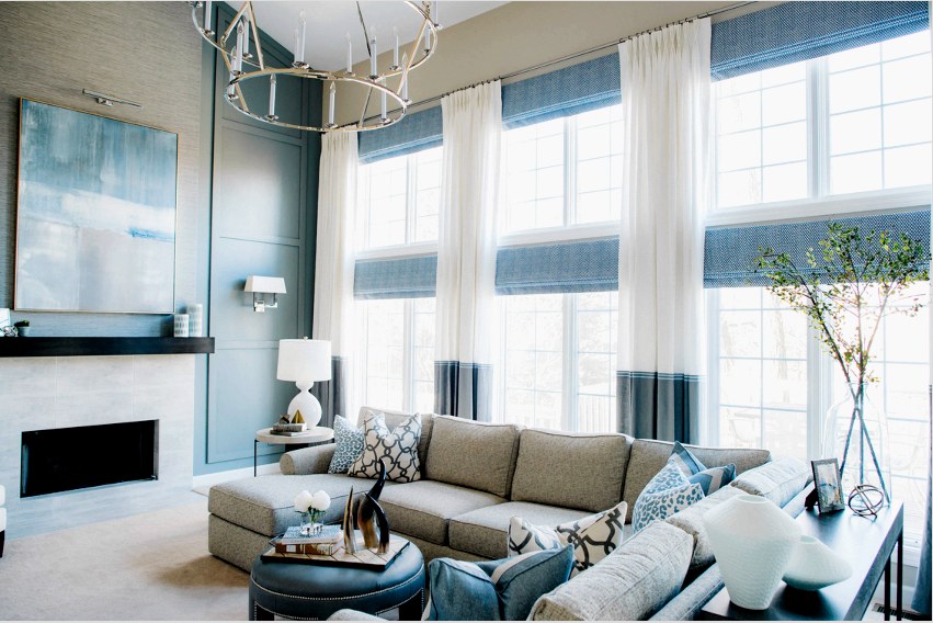 A nappali ablakának kialakítása nagyban függ a függönyök szükséges funkcionalitásától