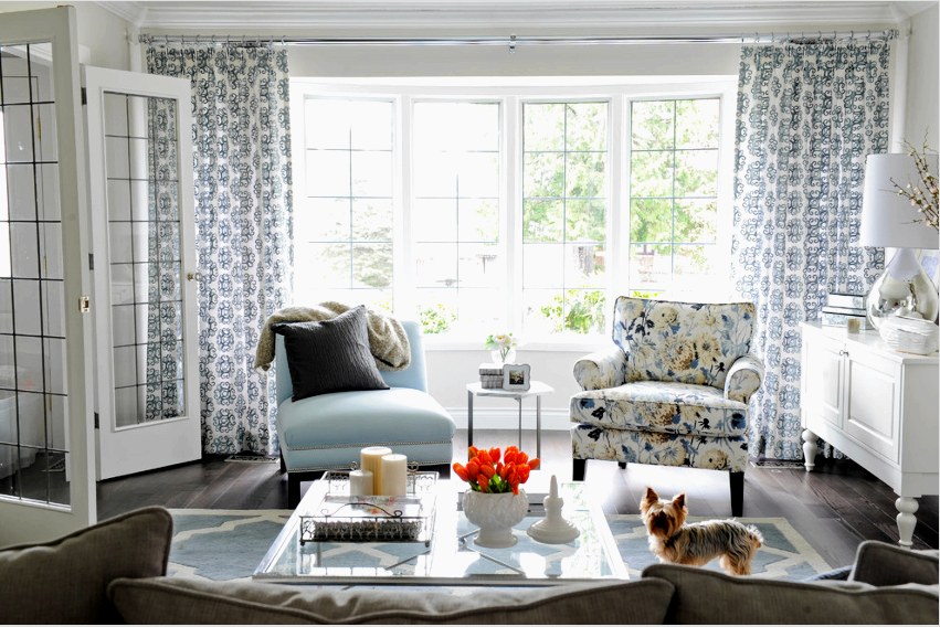 A fehér nappali szoba ablakainak tervezéséhez mintázattal ellátott termékeket használhat