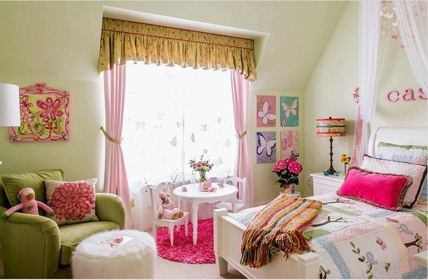 A lány szobájához megfelelőek a rózsaszín, lila és a sárga árnyalatok
