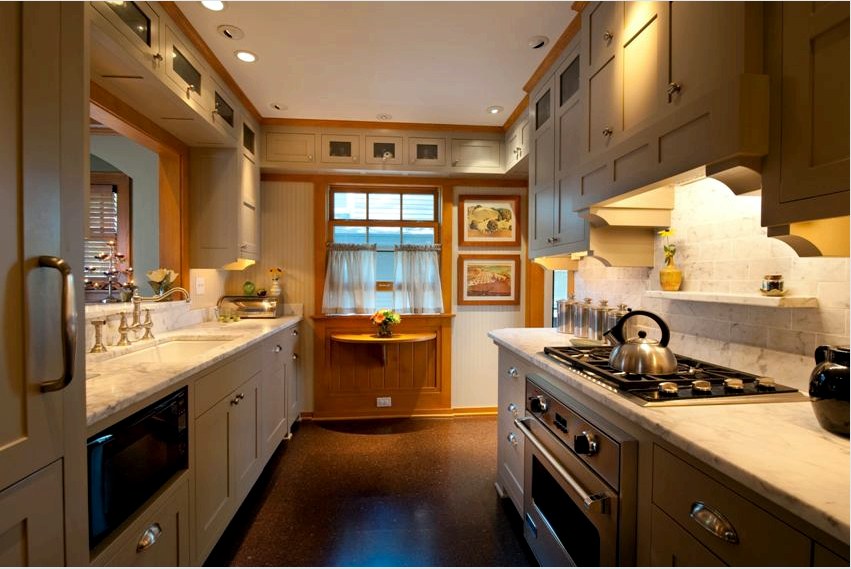 A konyha természetes függöny anyagának mindenekelőtt tartósnak és könnyen tisztíthatónak kell lennie.