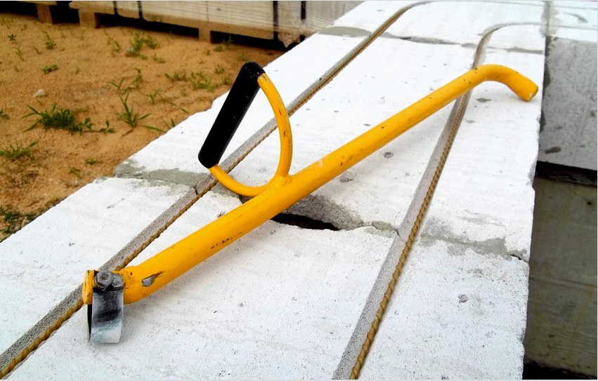 A shtrobleniya porózus betonhoz és habbetonhoz elegendő egy kézi shtroborez használata