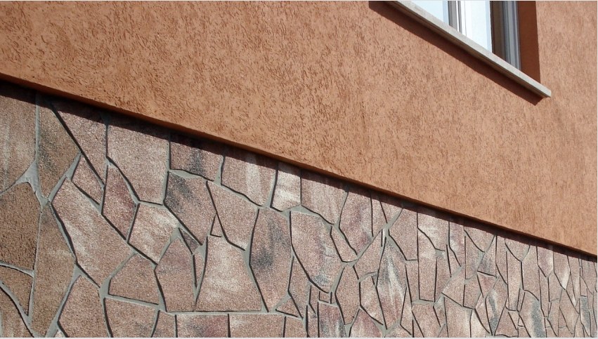 A külső fal bevonatának tapadási tulajdonságainak javítása érdekében megerősítő hálót használnak.