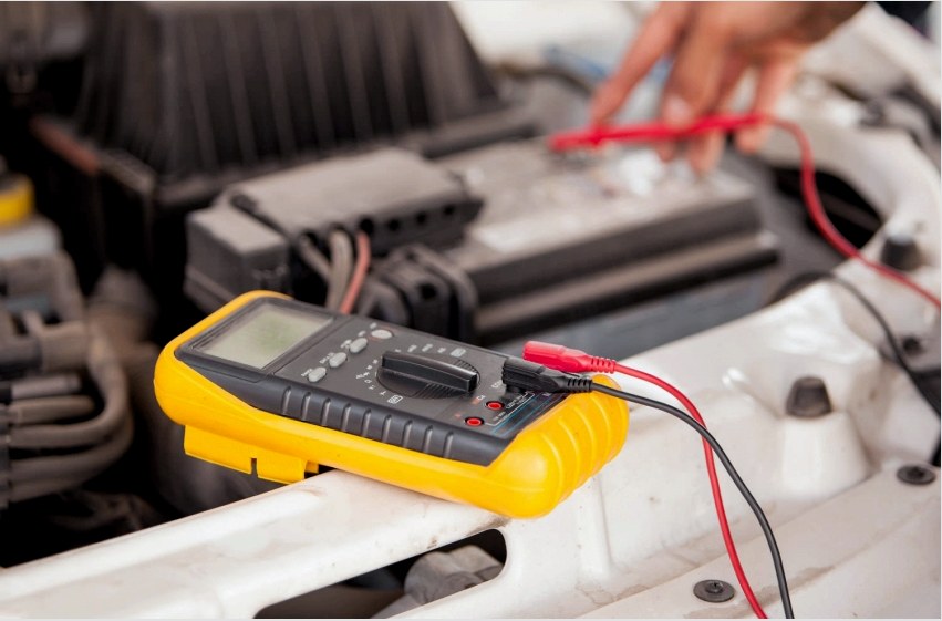 Az autó akkumulátora multiméterrel ellenőrizhető, járó motorral és alapjáraton is