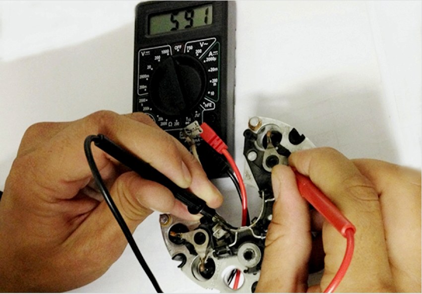 Multiméter használata a diódahíd teljesítményének vagy sérülésének ellenőrzésére