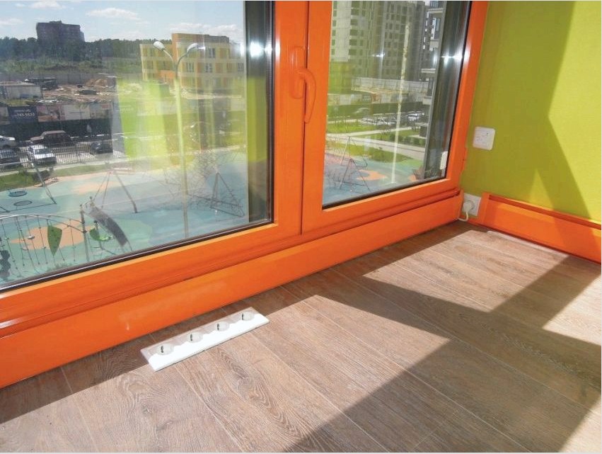 Meleg padlólap - ideális panorámás ablakokkal felszerelt helyiségbe