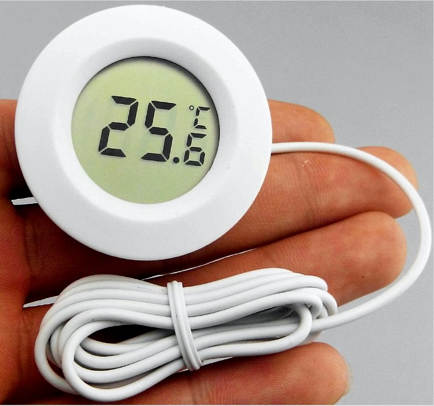 Elektronikus hőmérőket is alkalmaznak a hűtőszekrény hőmérsékletének mérésére.