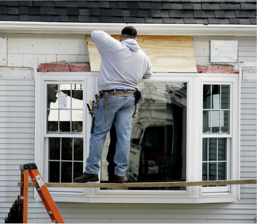 Az öböl ablakok felszerelése a ház építésének bármely szakaszában lehetséges