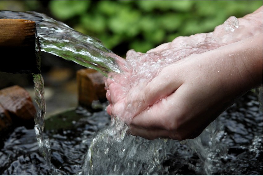 Az arteziai víz nem tartalmaz nitrátokat és más káros anyagokat, amelyek megtalálhatók a rendes talajvízben