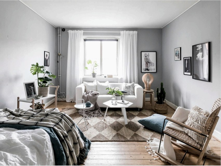 A skandináv stílusú hálószoba-nappali világos palettáján van berendezve.