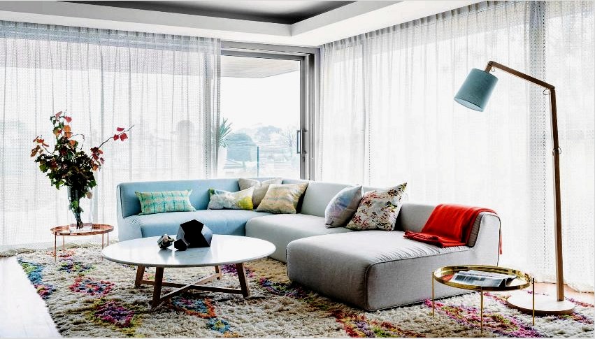 A modern nappali szobában a kanapék leggyakrabban szilárd vagy moduláris kialakításúak, amelyek lehetővé teszik a maximális ülések számának biztosítását