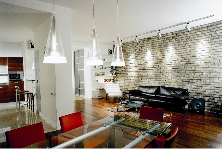 Általános szabály, hogy egy modern nappaliban sok világításnak kell lennie