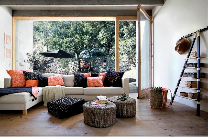 A világos kanapé párnák nemcsak a belső színpalettáját diverzifikálják, hanem elősegítik a kényelmes pihenést az üdülőterületen.