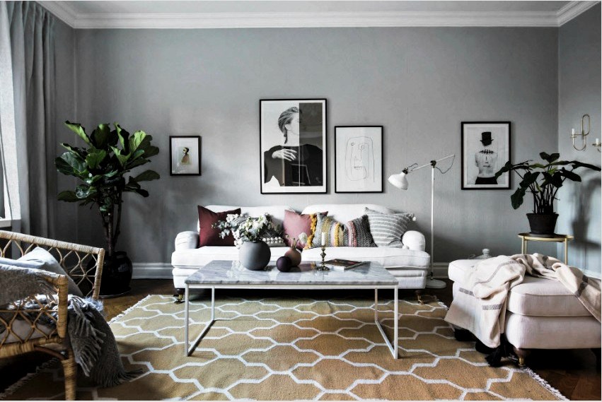 A modern stílusú nappali belsejében nincs korlátozás az egyik vagy más típusú dekor használatára