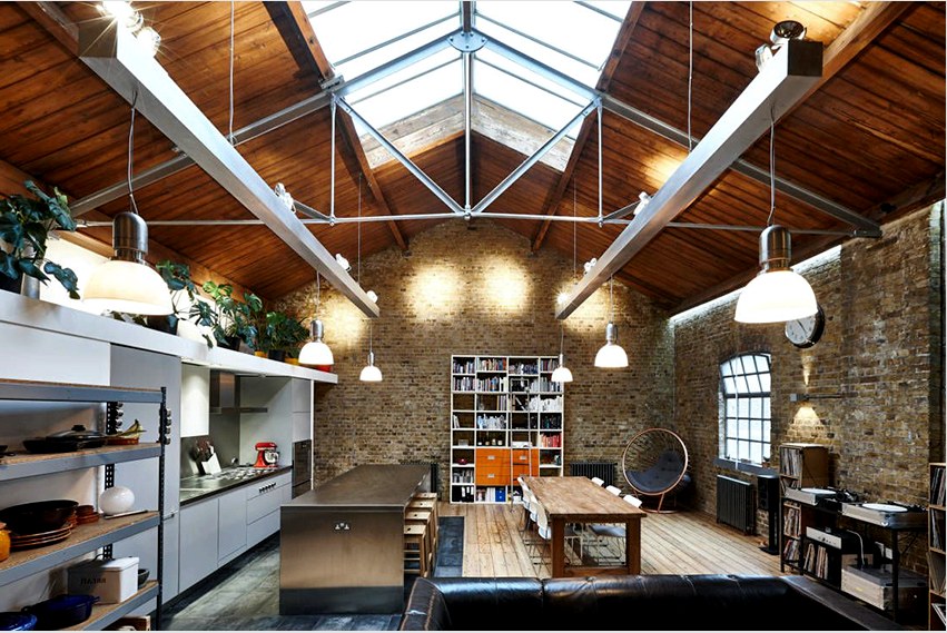 A tetőtéri stílusú szobát, amely a konyhát és a nappali részét ötvözi, nem szabad túlterhelni felesleges dekorációs elemekkel és bútorokkal.