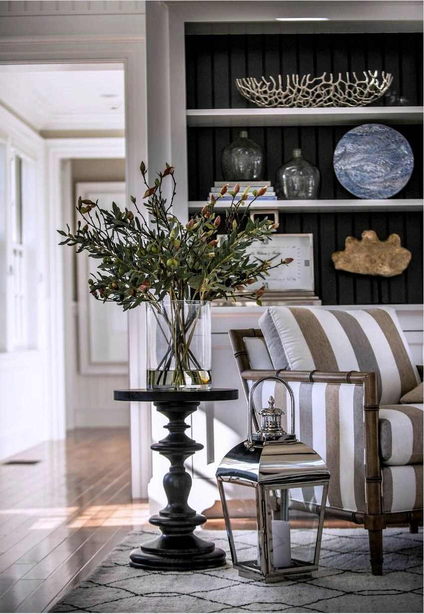 A nappali belső stílusának Provence-stílusa meleg hangulatot kölcsönöz a kandallónak, sok dekorációs elemmel