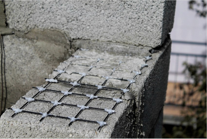 A megerősítő háló megvédi a falakat a megsemmisüléstől és a repedésektől, valamint biztosítja az épület stabilitását
