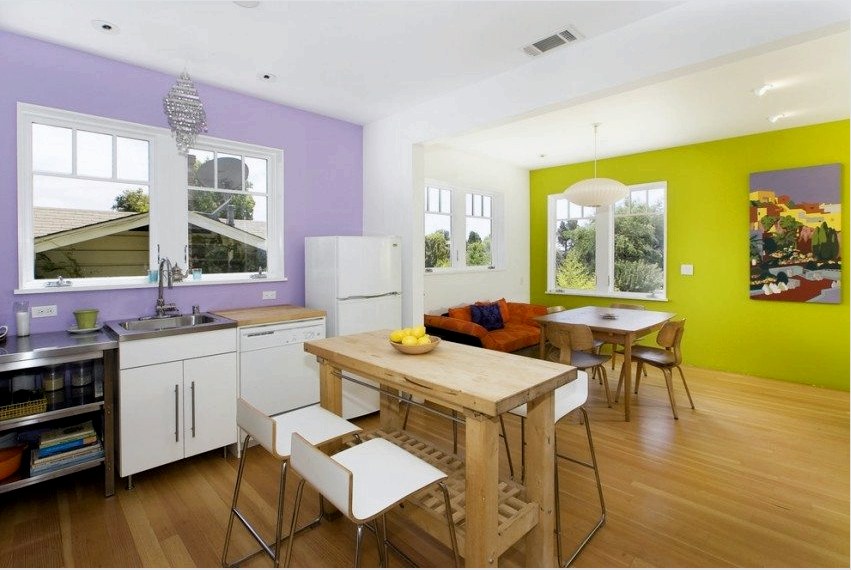 A falak a konyha és a nappali használt különféle színű festék