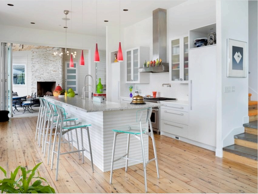 A konyha-nappali padlója és falai különféle befejező anyagokkal vannak borítva.