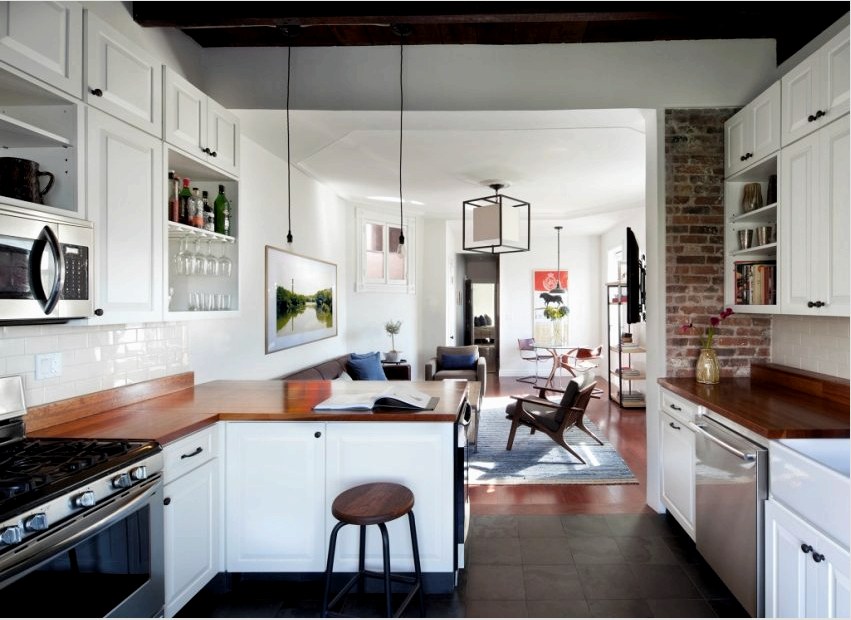 A konyhát falfal és L alakú állvány választja el a nappali szobától