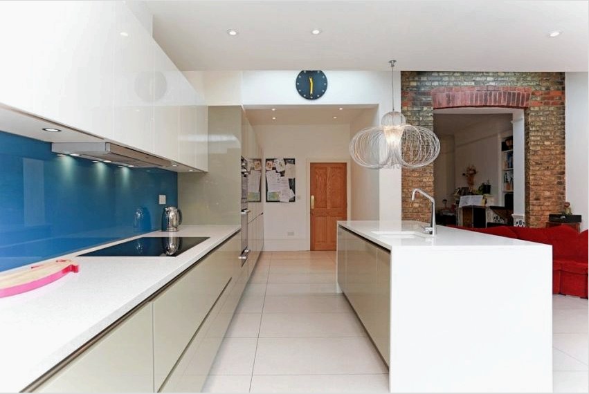 A konyha-nappali belseje modern stílusban van kialakítva