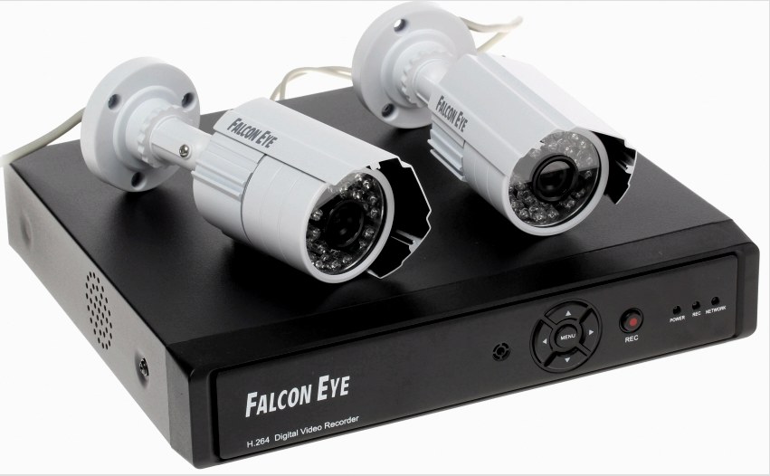 A Falcon Eye videó megfigyelő készlet fel van szerelve azzal a képességgel, hogy rögzítse a mozgásérzékelőn, és vezérelje az internetet