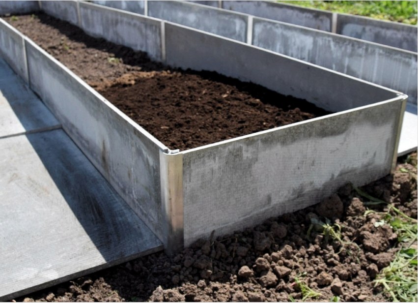 Az azbeszt-cement lemezek ágyainak talaja gyorsabban melegszik fel, tehát a növények korábban adják meg a termést, mint a nyílt talajon