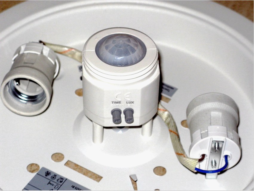 A fény bekapcsolására szolgáló mozgásérzékelők külön-külön vagy a világítóberendezésbe szerelhetők