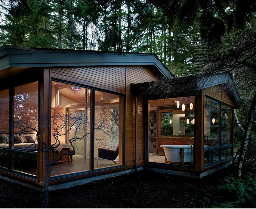 Az erdőzónában panorámás ablakokkal rendelkező házat építhet, hogy éjjel-nappal kilátást élvezhessen 