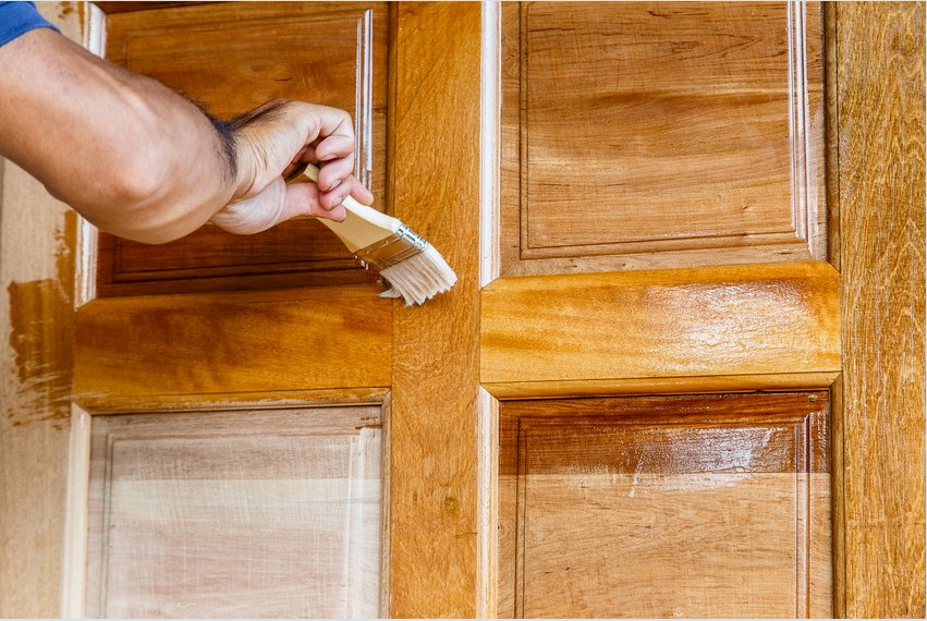 A védelem és a szép megjelenés érdekében a kész ajtót festeni vagy lakkozni kell.