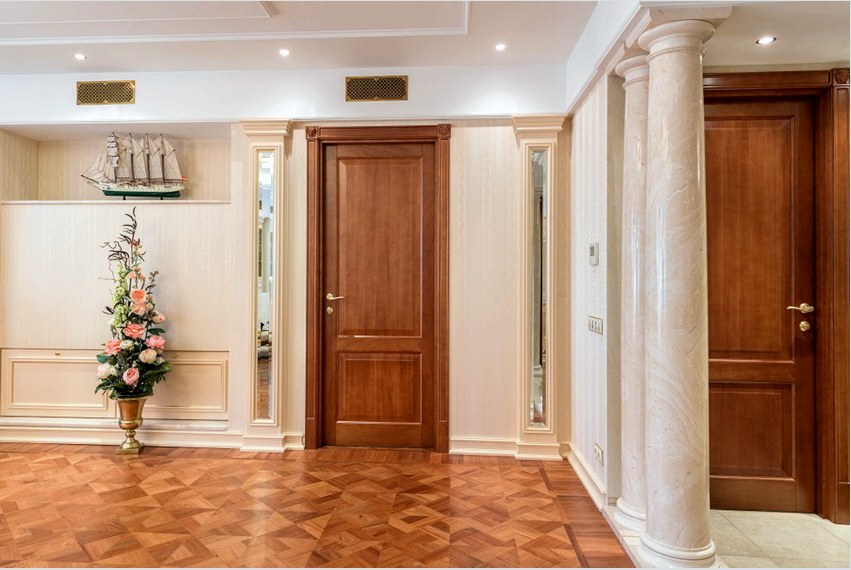A fából készült klasszikus ajtó díszít minden belső teret és szilárdabbá teszi