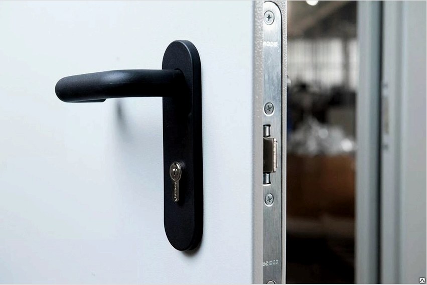 A fém ajtó csak bejárati ajtóként használható, beltéri használatra nem alkalmas a nehézségek miatt