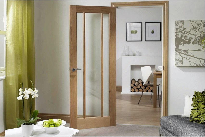 A fa és az üveg kombinációja a belső ajtókban meglehetősen luxusnak tűnik a belső terekben