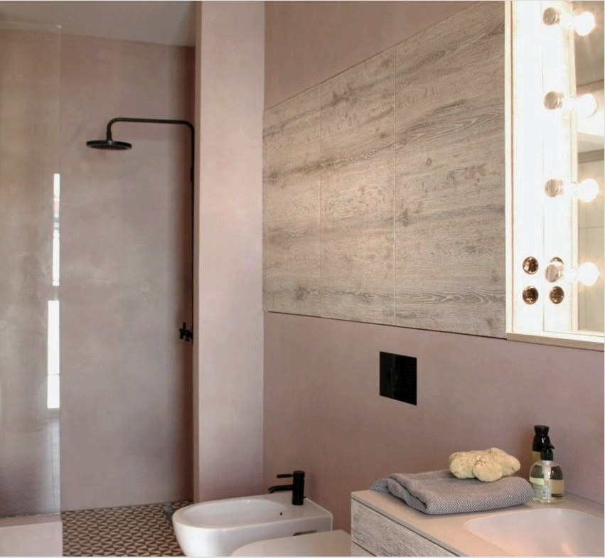 A fal dekorációjára szolgáló vízálló vakolat felhasználható a fürdőszoba díszítésére