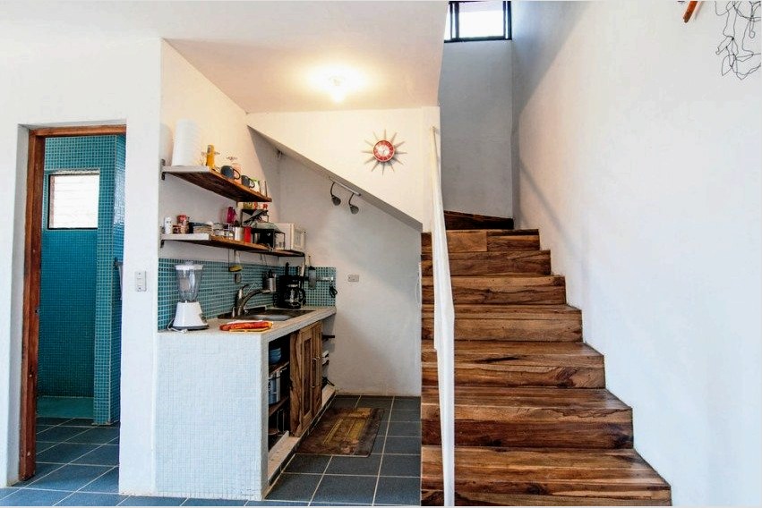 A lépcső alatt van konyha