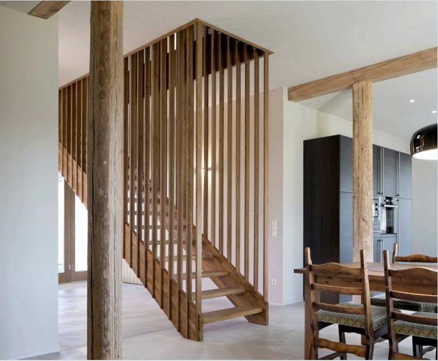 Fából készült lépcső a konyhában