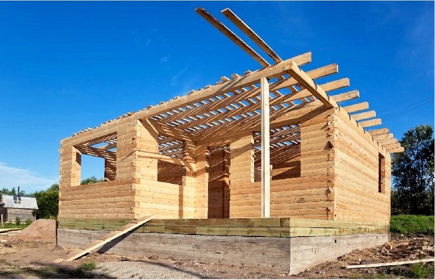 Egyszintes ház építése egy fából készült gerendából