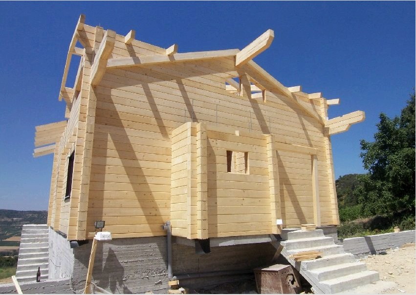 Egy fából készült ház építése bárból