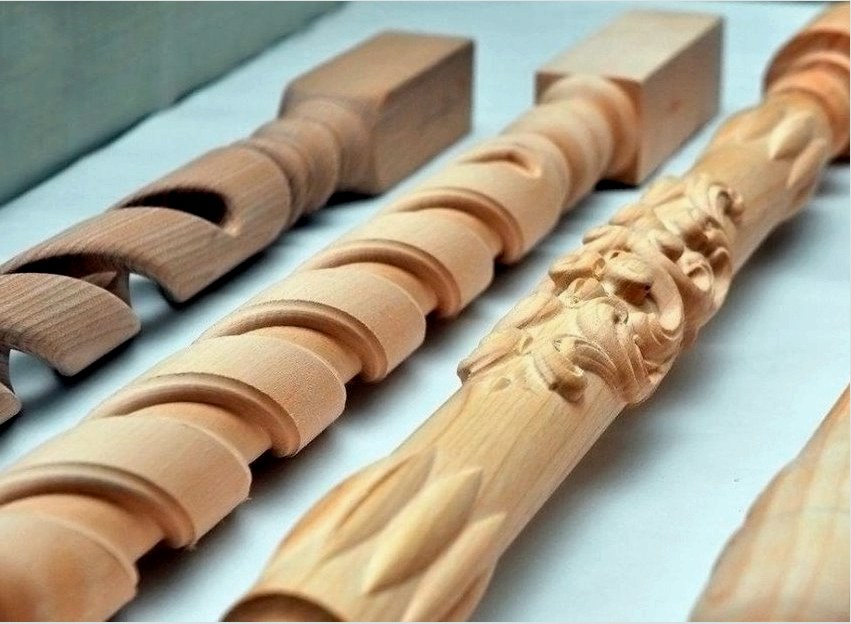 Különböző fafeldolgozási technikák használata lehetővé teszi a tartóoszlopok sokféle változatának elkészítését