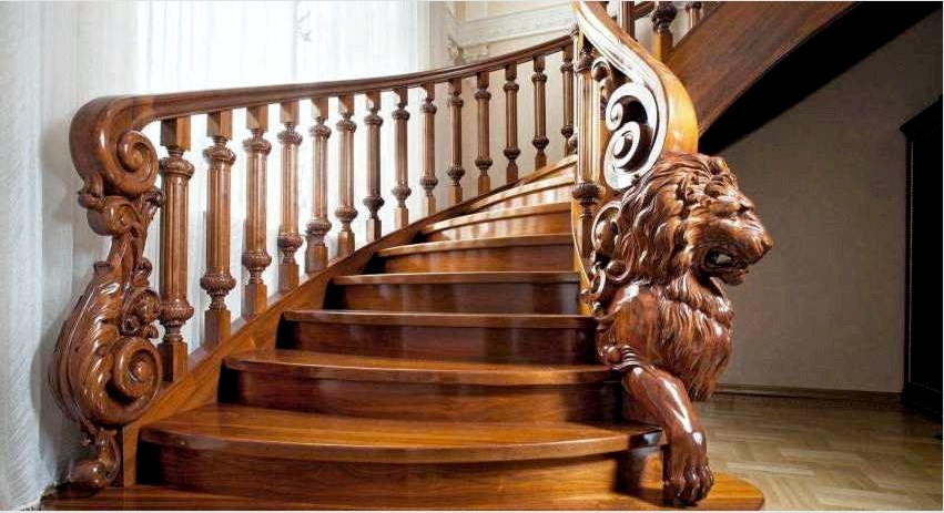 A faragott elemek és a drága fa kombinációja lehetővé teszi luxus lépcsők létrehozását