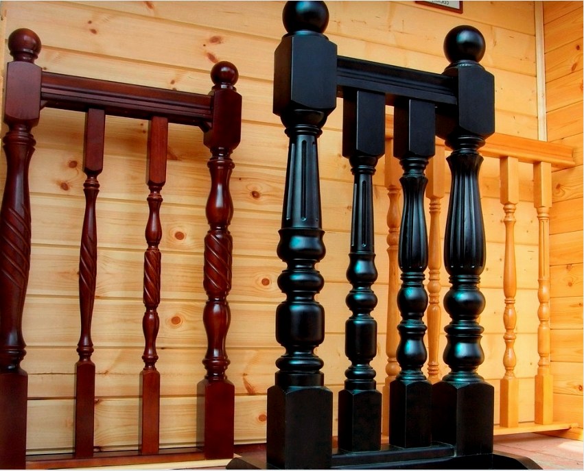 A fa balkonok tökéletesen alkalmazkodnak a színezéshez, ami nem csak lehetővé teszi különféle dekoratív effektusok létrehozására, hanem jelentősen meghosszabbítja a