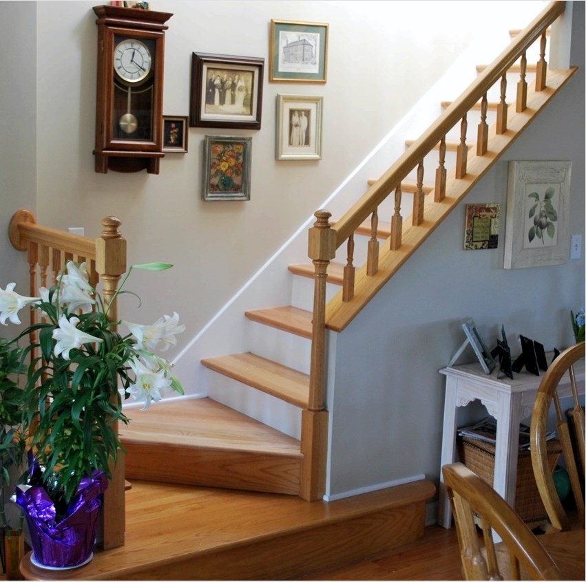 A lépcsők klasszikus stílusú kialakításához érdemes előnyben részesíteni az egyszerű formákat és a természetes árnyalatot.
