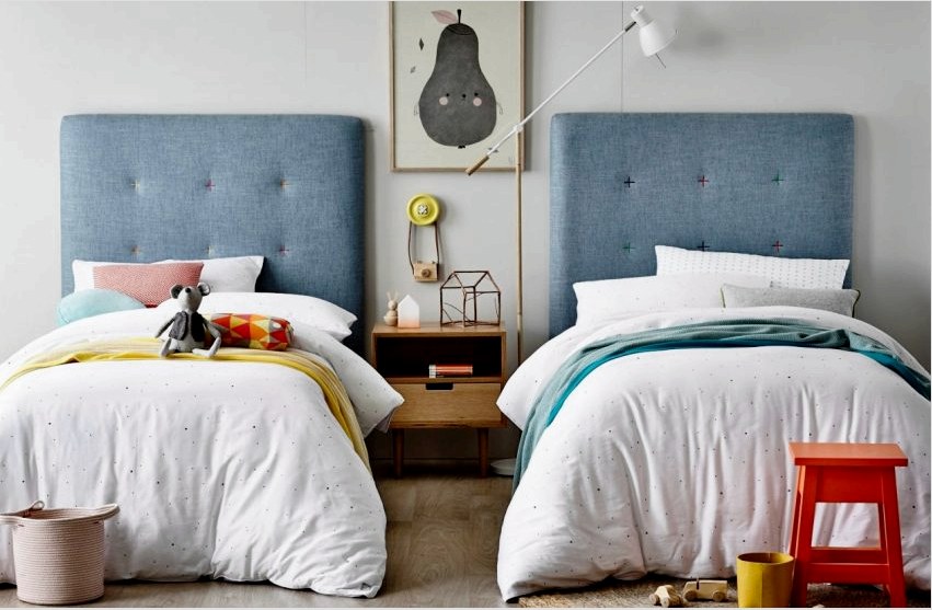 A párhuzamosan felszerelt ágyak, amelyeket csak egy éjjeliszekrény vagy egy kis szekrény választ el egymástól, kiváló lehetőség egy kis helyiség számára