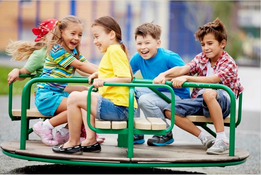 A játszótér segít a gyermekeknek nem csak fizikai fejlődésében, hanem hasznos társadalmi készségek megszerzésében is