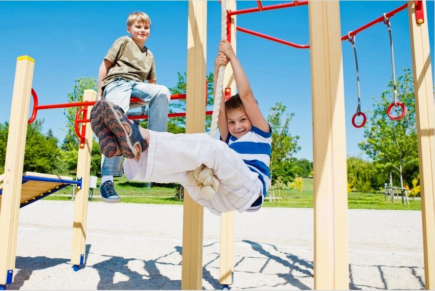 A sportpályán játszott játékok elősegítik a gyermek izmainak megerősítését, a test általános javulását
