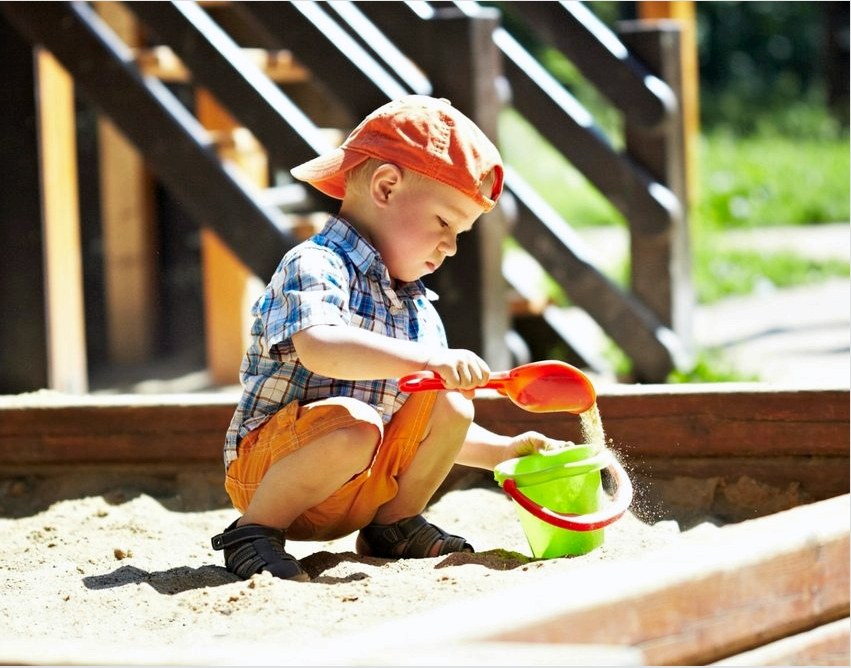 A homokozó a kisgyermekek számára tervezett játszótér legnépszerűbb tárgya