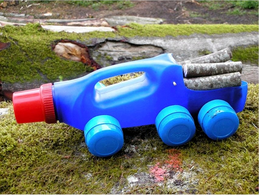 A képzelet megmutatása után a műanyag palackokból készíthet eredeti, utcai felhasználásra szánt játékokat