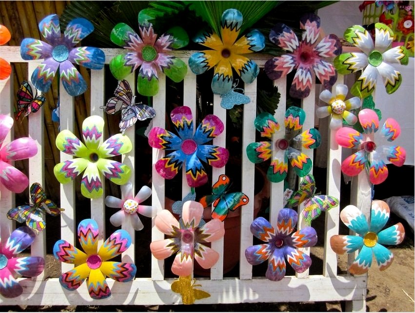 A saját készítésű fényes műanyag virágok és pillangók kiválóan alkalmasak a játszótér díszítésére
