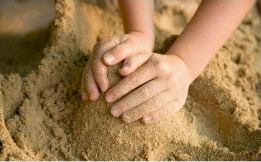 A gyermekeknek szánt homokot meg kell tisztítani és jól szitálni.